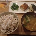 トーコーキッチン - 野菜のキッシュ 副菜二品 豚汁 ご飯