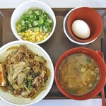 すき家 - 料理写真:月見すきやき牛丼(中盛)& とん汁オクラサラダセット