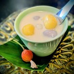 Tawan - 料理写真:プアローイ・サーム・シー（400円）三色白玉団子がココナッツミルクに浮かんでいます。
名前は浮いた蓮の花、ココナッツミルクは甘みの中に塩が効いていて、超美味しいです。