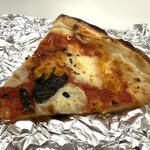 薪窯ピザのベジトマ - 1/6にカット