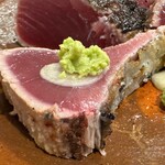 黒尊 - カツオの塩タタキはニンニク、ワサビで！