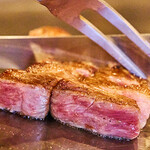 南海グリル - 料理写真:ステーキ（カットしている姿）