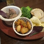 AJILLO 高知店 - 砂肝コンフィ・にんにく・ブロッコリー・ホタテ貝・モッツァレラチーズ