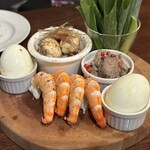 AJILLO 高知店 - 砂肝コンフィ・マッシュルーム・九条ねぎ・大海老 2尾・半熟たまご