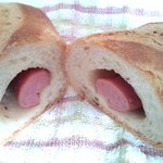 もみじベーカリー - 外のフランスパン生地はカリッと中のソーセージがプリッと旨みたっぷりのパンです（^o^）ノ