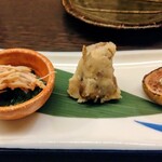 和食処 大ばん - お通し3点盛り:モロヘイヤと焼きエノキ、焼サンマ入りポテサラ、イチジクのブルーチーズ添え