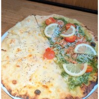 Trattoria VICINO - クアトロフォルマッジとしらすと桜海老のわさび風ジェノベーゼのハーフ＆ハーフ