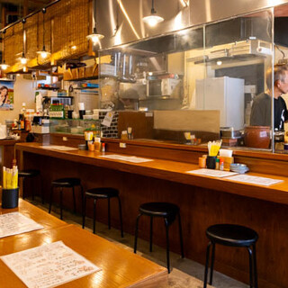 お一人様から団体様までご利用いただける落ち着きのある空間