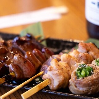 備長炭で焼くこんがりジューシーな串焼きは食べ応え抜群♪