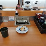 無添くら寿司 - 内観。一人だと横並び席にされてしまうが、これが狭い！汗。このスペースで両脇大柄な人が来ると圧迫感半端ない！すぐ出た笑