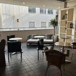 アンファン - 他店舗との間のピロティ(2階だけど)みたいなテラス席も