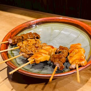 厳選した様々な部位の串を、自慢の出汁で長時間炊き上げました！