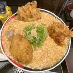 極楽うどん TKU - 鶏天鶏卵カレーうどん中盛り　1,410円(税込)   ※上からも
