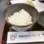 極楽うどん TKU - うどんを頼むと、ご飯が付いて来ます