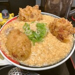 鶏天鶏卵カレーうどん中盛り　1,410円(税込)   ※明らかに、ボリューム過多だ