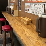 つけ麺いちろく - 店内は、カウンター席に加えて奥にはテーブル席もあり、おひとり様から家族連れまで、幅広い層が利用しやすい印象です。