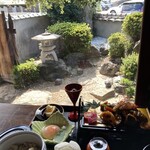 いにしあんど - 手前の小鉢の耳がうさぎ耳です笑