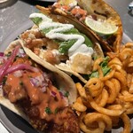 ブルー エントランス キッチン - ・BEKタコスTOP3ピースコンボ（3,300円）
                                　BEKグリルチーズ&ビーフタコス
                                　ザクザクフィッシュ
                                　サワークリームアボカドシュリンプ