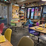 中目黒 Burger Factory - ポップな店内