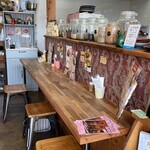 Curry & Bake - カウンター席｡上にはスパイスがある｡