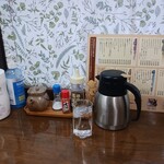 味よし - カウンター上の調味料たち