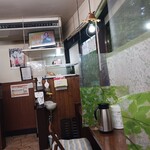 味よし - 店内TV 右側が入り口