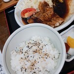 味よし - 卓上の「錦の黒ごま」をふりかけ♪
