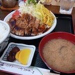 味よし - 付け合わせの野菜にもタレが染みてきて…