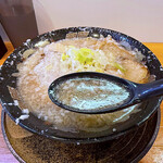 らーめん平太周 - 「背脂二度掛け濃厚豚骨醤油スープ」だそうで、なるほど二度掛けだから凄い量なんですね