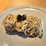 小田垣豆堂 - モンブラン仕立てのデザート。中央のキャラメリゼした黒豆が香ばしい