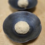 小田垣豆堂 - 黒豆きな粉のおはぎ　2個入り540円