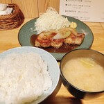 和洋折衷 ずいこう - ポークステーキ200g ご飯大　ちょっとご飯とお味噌汁が大きく見え過ぎますね(^^;