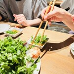  カムゥン東桜 theパクチ+飯店 - パクチーの中から探し出す？生春巻きは大きいエビとポークミートがたっぷりでめちゃくちゃボリューミーそして取り箸も8&9でパクチー⁉️