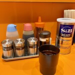 油そば マイケル - テーブルの上には各種味変仲間たちが