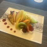 オーブ ダイニング ワイン&バー - おからのパウンドケーキ小豆のソース
      フルーツ飾り