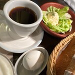 メフィストフェレス - コーヒー、ゆで卵、サラダ