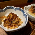 隠れ酒場もぐら - 生キクラゲのキムチなんて聞いた事無い　キクラゲもキムチも好きなので頼んだら正解　奥はタコ好きの同僚が頼んだタコの唐揚げ