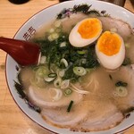 一大ラーメン - で、到着。
                                チャーシュー麺。