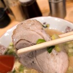 一大ラーメン - チャーシュー。
      脂身が溶けてウマカー。