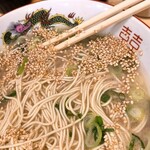 一大ラーメン - これでもかとゴマを入れる