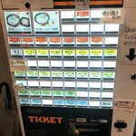 一大ラーメン - 券売機。
                                チャーシュー麺700円、
                                味玉100円、
                                替玉100円、
                                チャーハン450円、
                                合計1350円。