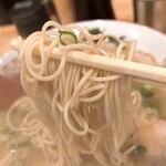 一大ラーメン - ほんに、麺がウマカー。
      スープはね、こってりに見えて、実はあっさりでキレがある美味しさ。