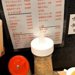一大ラーメン - 替え玉はゴマ祭りで
