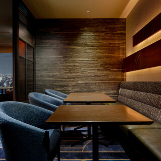 プライベート感のある落ち着いた空間です。気の合うご友人たちやご家族との会食に。