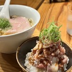 めん 呼白 - ✅醤油らぁ麺¥1.100
      ✅お肉ご飯¥450
      　※キャッシュオンリー