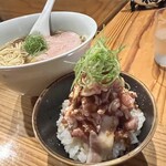 めん 呼白 - ✅醤油らぁ麺¥1.100
      ✅お肉ご飯¥450
      　※キャッシュオンリー