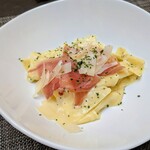 メロディア - パッパルデッレパスタ 黒トリュフとプロシュート パルメザンチーズ添え 