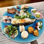 洋食堂 葡萄 - ②前菜の盛り合わせ10種（Antipasto Misto）
・フォアグラのマカロン
・カボチャのシュークリーム
・自家製セミドライトマトとブラッタチーズの
　'とろとろ’カプレーゼ