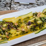 メロディア - ズッキーニのカルパッチョ ヘーゼルナッツとピスタチオのヴィネグレットソース