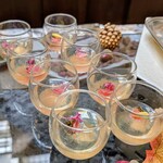 メロディア - サーモンのキューブ キャビアとトマトのジュレ